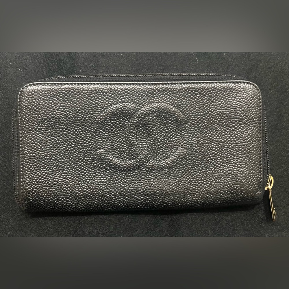 Chanel 🎄EUC Black Leather Wallet Hologram intact